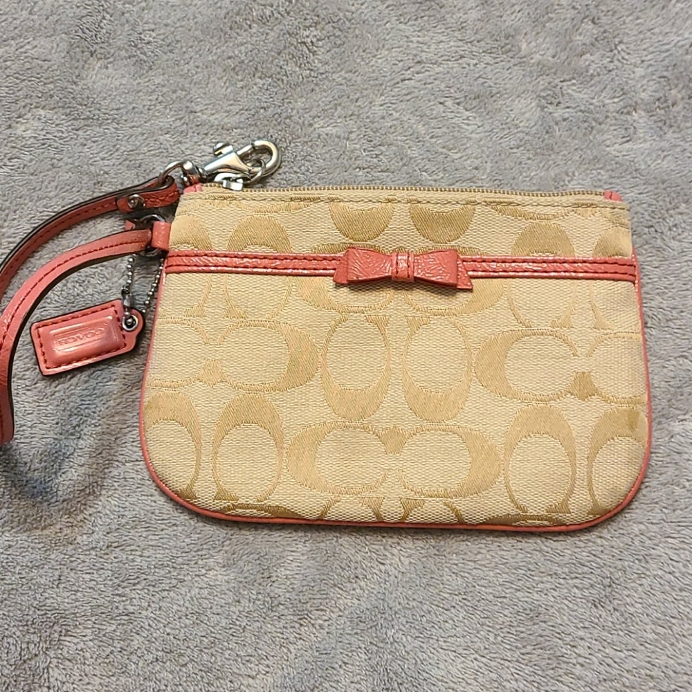Coast wristlet